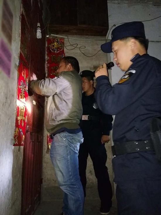 广东粗心妈妈误将幼女锁家中 民警全城寻开锁师傅开门